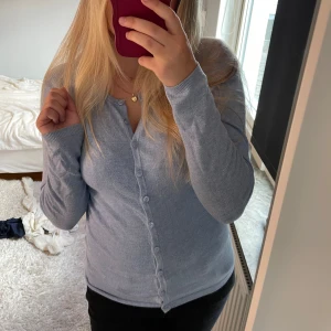 Ljusblå kofta från Saint Tropez XS - Supersöt ljusblå kofta från Saint Tropez i storlek XS. Koftan har långa ärmar, v-ringning och knappar hela vägen framtill. Perfekt att slänga över en topp eller bära stängd. Mjuk och tunn, känns skön mot huden.