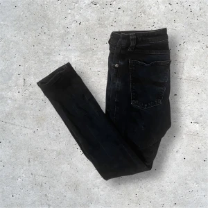 Nudie Jeans - Svarta Nudie jeans i modellen ”Skinny Lin” som är i storlek W31 L34. Jeansen är i mycket bra skick och har inga tecken på slitage. Hör av er vid frågor, pris kan diskuteras!