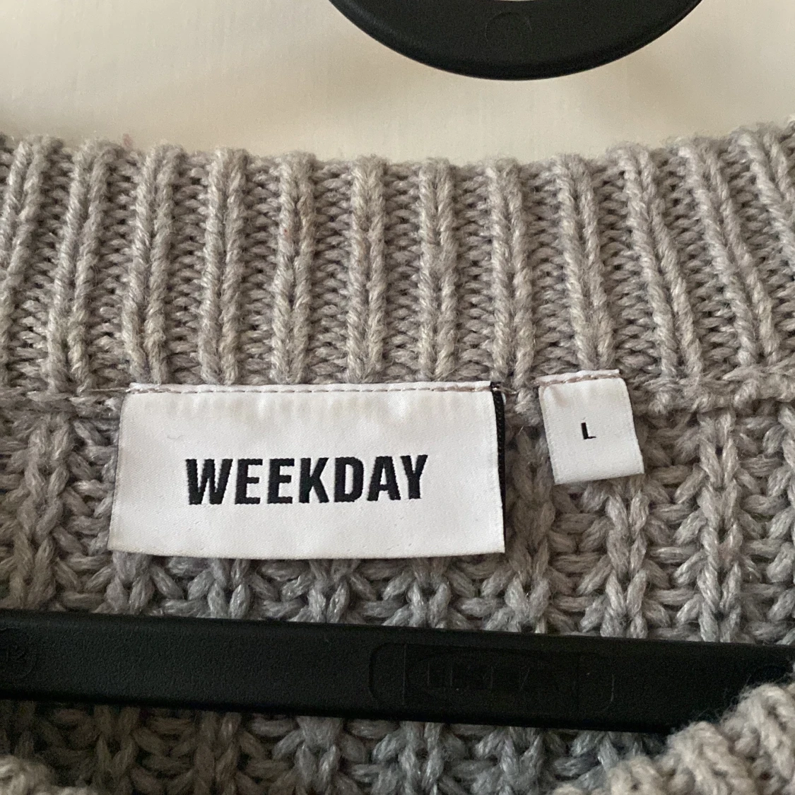 Grå stickad tröja från Weekday L - 2
