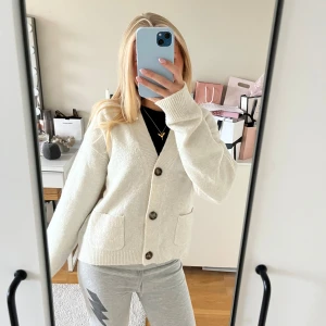 Uniqlo kofta  - Supermysig beige kofta från uniqlo i storlek xs, knappt använd så jätte fint skick säljer pga att jag inte använder den🥰
