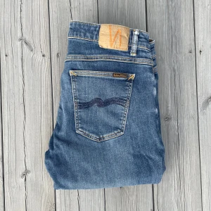  Nudie Jeans - Säljer dessa feta Nudie jeansen!                     Storlek : W33 L32 | Skick 7/10 | Modell~ Skinny Lin. Hör av dig vid frågor!!