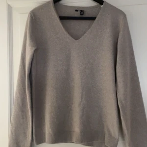 Beige v-ringad  - Beige v-ringad tröja från vila, super fin och knappt använd alls .