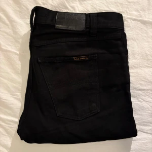 Nudie Jeans, W29 L30 - Svarta jeans från Nudie i modellen Gritty Jackson. Jeansen är i väldigt bra skick och dom är i storleken W29 och L30! Har du några frågor eller funderingar så är det bara att höra av sig!