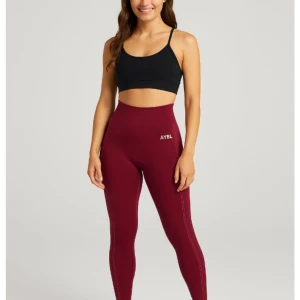 Vinröda leggings från AYBL - Snygga vinröda leggings från AYBL med hög midja och tight passform. Perfekta för träning eller chill, med diskret logga på höften och stretchigt material som sitter skönt hela dagen.