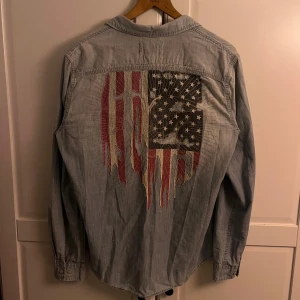 RalphLauren Jeans Skjorta - Tjena! Säljer denna riktigt snygga RL Denim&Supply Skjortan som ej tillverkas längre, skjortan är gjord i 100% Denim och är i storlek M (true to size), jag är 186cm, 87kg och det känns som att knapparna ska flyga av då skjortan är för tight(jag brukar ha Large), hör av dig vid funderingar!🙌