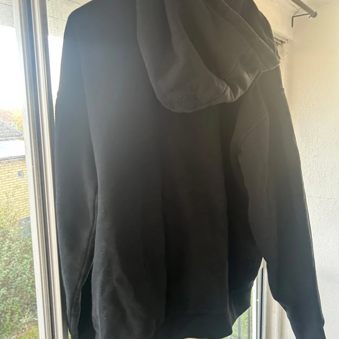 Svart hoodie med röd tryck från FSBN - 2