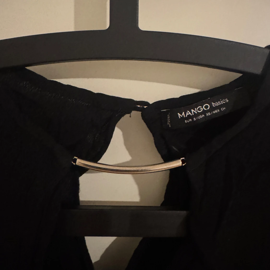 Svart långärmad blus från Mango - 1