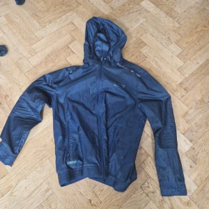kläder - Ea7 fleece jacka storlek L pris 700 ny pris 1500 från miinto de är en model som inte säljs längre/Venum linne storlek M men siter tight som S pris 550 ny pris 849,under armour jacka storlek M köpt från jd sports ny pris 1200 mitt pris 500,pris kan diskuteras vid snabbaffär jag kan mötas i stockholm