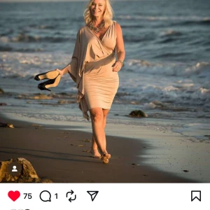 Beige omlottklänning från Lise Sandahl - Snygg kortklänning i beige från Lise Sandahl med omlott-design och v-ringning. Klänningen har vida trekvartsärmar och draperad detalj i sidan som ger en cool och avslappnad look. Perfekt för sommarkvällar och semester.