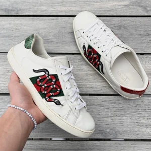 Gucci ace snake - Gucci ace skor i riktigt fint skick! 8,5/10. Endast skor. Us 7 sitter som 41/42. Kontakta mig för fler frågor och funderingar!