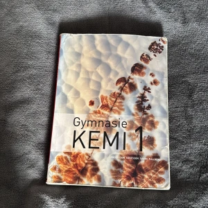 Gymnasie Kemi 1 - Perfekt för dig som pluggar kemi på gymnasiet! Den här boken ger dig grunderna i kemi på ett tydligt och pedagogiskt sätt. Omslaget har ett coolt mönster och boken är använd men i bra skick. Passar både för studier och repetition inför prov.