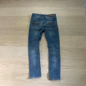 Nudie Jeans Lean Dean - Indigo blå Nudie jeans med dom snygga gula trådarna. Dom har passformen har Lean Dean vilket är den bästa in my opinion. W31 L30.