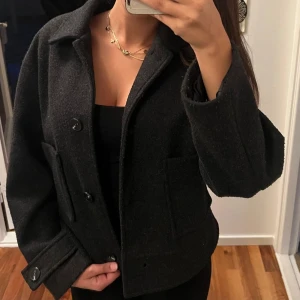 Lager 157 Kappa - Säljer en svart kappa i ull från Lager 157. Supermysig och perfekt för en enkel look. 