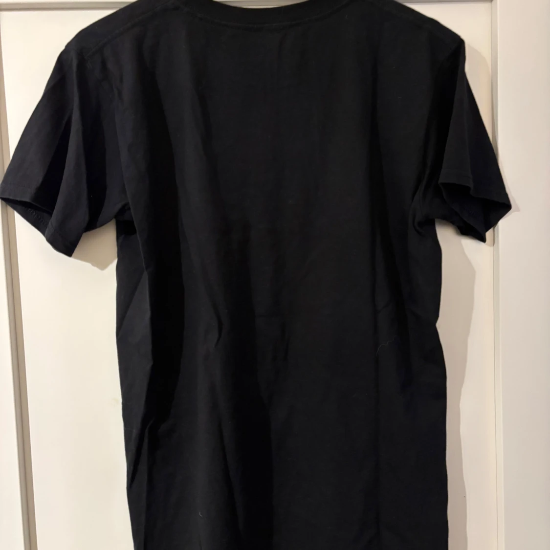 Svart t-shirt med blixt - 1