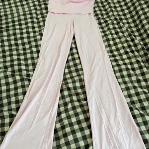 Soft touch yoga pants Gina Tricot - Supersköna ljusrosa yogapants med bootcut-ben och låg midja. Byxorna är i mjukt och stretchigt material, perfekta för en chill och avslappnad look. Jätte bekväma och snygga på! 