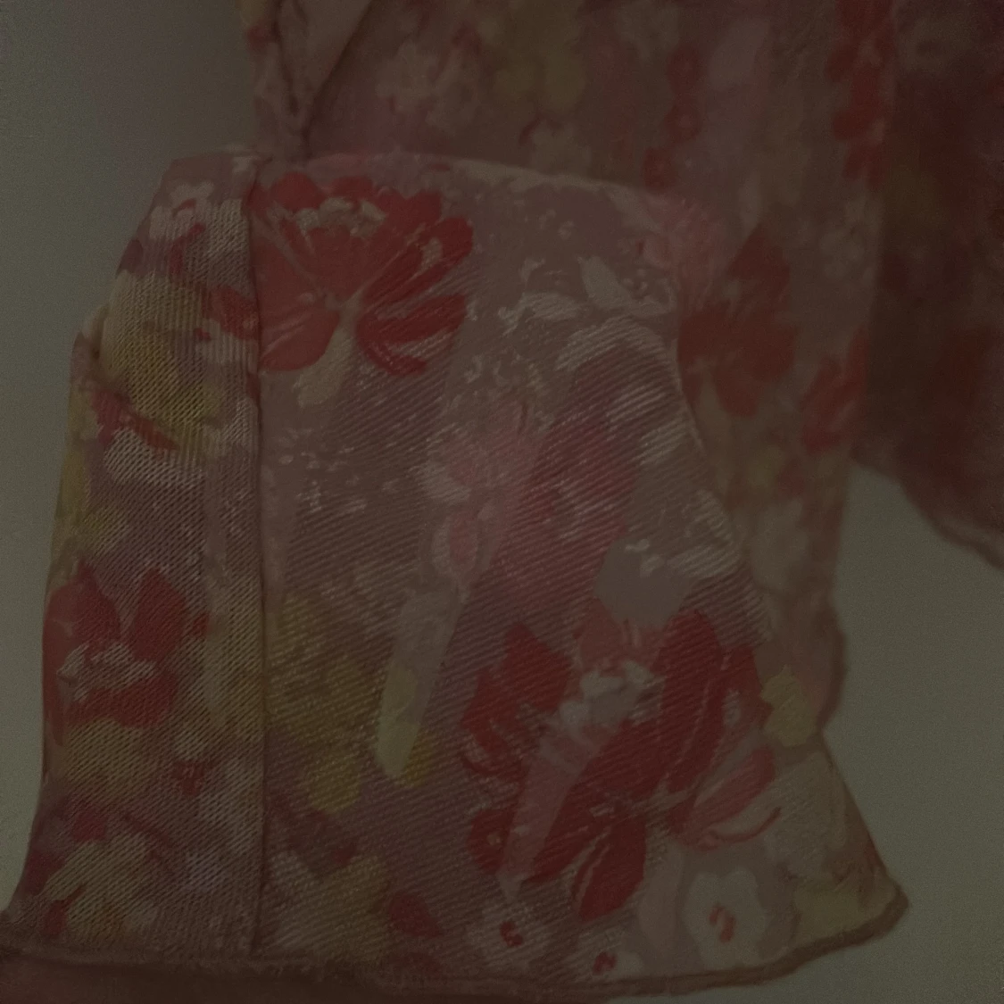 Blommig volang-linnetopp i pastell - 2