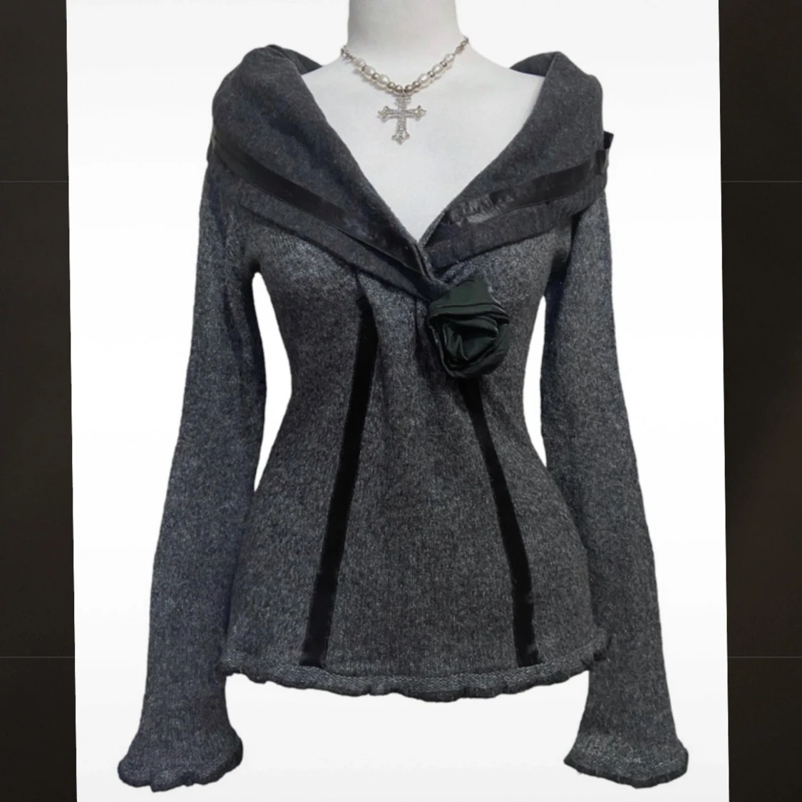 Grå stickad tröja med rosettdetalj