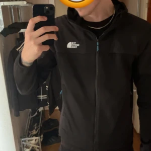 Svart zip up från North Face  - Säljer denna zip up tröjan i storlek M helt nytt skick inga tecken på användning. Knappast använt pga storleken. Nypris 1399kr på jd. Hör av er vid minsta lilla funderingen eller frågor😁