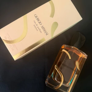 Giorgio Armani EdP Intense 100ml - Stilren och lyxig eau de parfum intense från Giorgio Armani. Flaskan rymmer 100 ml och passar perfekt för dig som vill sticka ut med en exklusiv doft. Snygg design som gör sig lika bra på hyllan som i väskan.