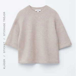 Beige stickad tröja från & Other Stories - En beige stickad topp från Other Stories, i storlek S. Använd väldigt fåtal gånger och har inga defekter eller hål. Ser som ny ut💗 ord pris är 790kr💗