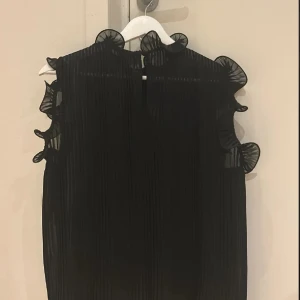Svart Zara blus  - Jättefin svart blus från Zara som inte används längre! superbra skick