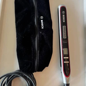 Bosch Plattång - Bosch SensorProtection plattång med digital display och sensor för optimal värme. Levereras med original förvaringsväska. Plattången är i gott skick, inga synliga defekter eller slitage. Perfekt för skonsam och effektiv hårstyling.