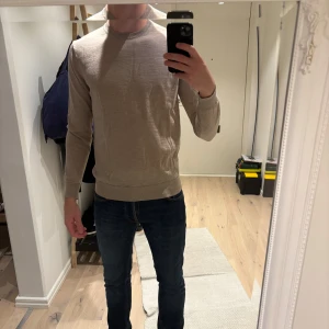 Merinoull tröja, strl M - Merinoull tröja köpt på Jaber i Uppsala. Märket Invento. Riktigt skönt material, bra passform. Är väl aningen liten för mig och därför jag säljer. 188cm, 82kg