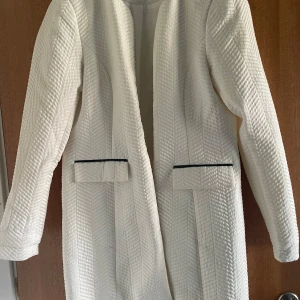 Kavaj - Vit kavaj i bra skick