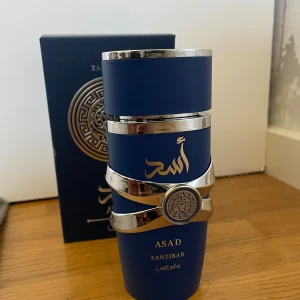Lattafa Asad Zanzibar parfym - Använd ett fåtal gånger bara,  Snygg och modern parfym från Lattafa, Asad Zanzibar. Flaskan rymmer 100 ml Eau de Parfum. Perfekt för dig som vill sticka ut med en unik design och coolt lejonmotiv.