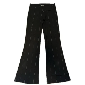 De perfekta bootcut kostymbyxorna! - Så himla snygga lågmidjade bootcut kostymbyxor, svarta med röda och vita söm detaljer längs hela byxorna. Super snygga att vika ner kanten om man gillar att ha de extra lowwaist 🙌🏼 midjemått 36 cm innerbenslängd 83cm, står storlek 38 men skulle nog säga att de passar storlek 34/36 bättre 💕