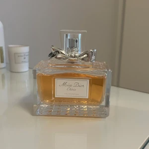 Miss Dior Chérie Eau de Parfum - Miss Dior Chérie Eau de Parfum från Dior. En ikonisk flaska med elegant design och silverrosett, perfekt för dig som vill ha en klassisk och trendig parfym i samlingen.