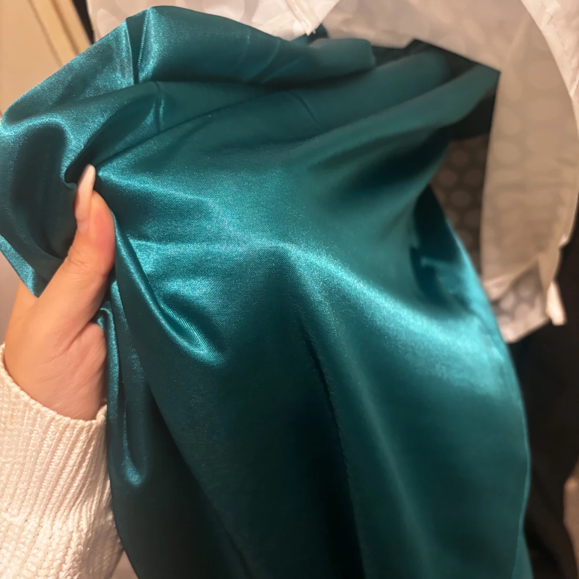 Mörkgrön satin klänning  - 2