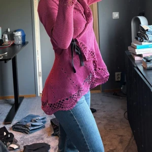 Stickad kofta - Stickad omlottskofta med fina spetsdetaljer💕 perfekt inför hösten🍂