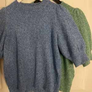 Blå och grön stickad tröja Vero Moda - Två stickade tröjor från Vero Moda i storlek XS, en i blått och en i grönt. Säljer dem tillsammans!🥰Använt kanske 1-2 gånger!🩷