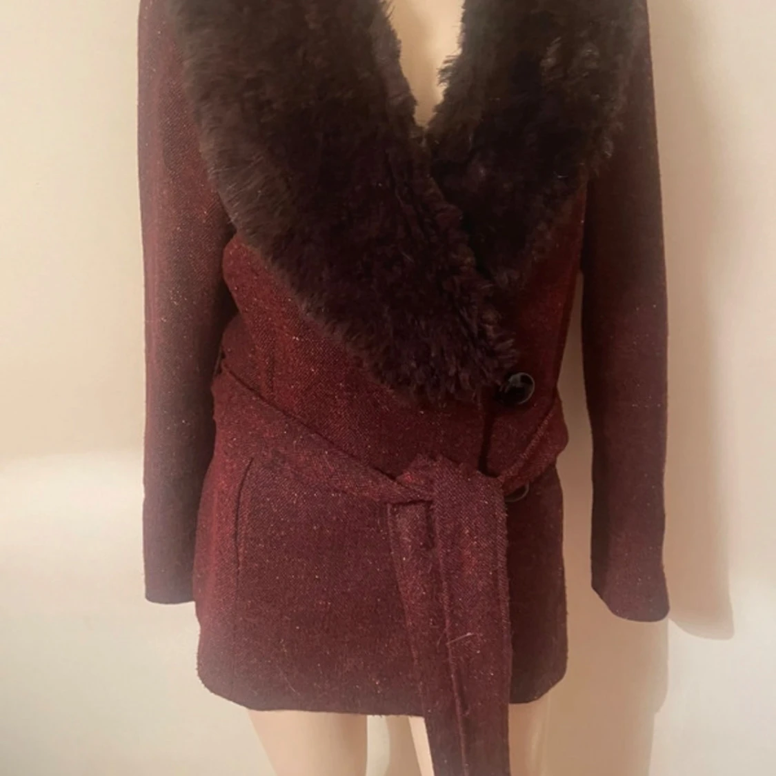 Vinröd kappa med fuskpäls och bälte - 2