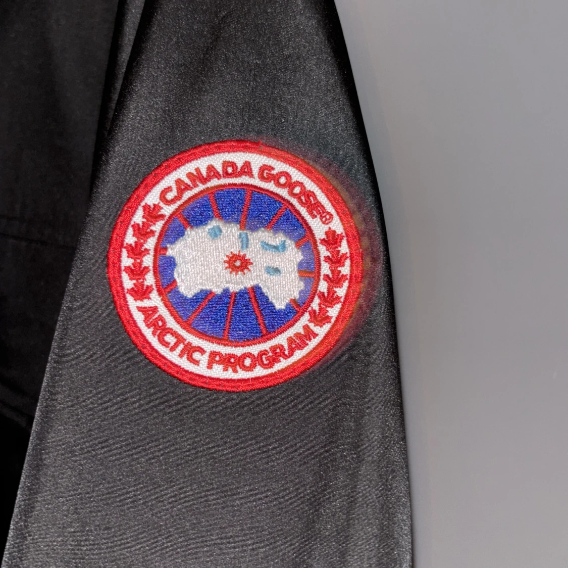 Svart vindjacka från Canada Goose S - 1