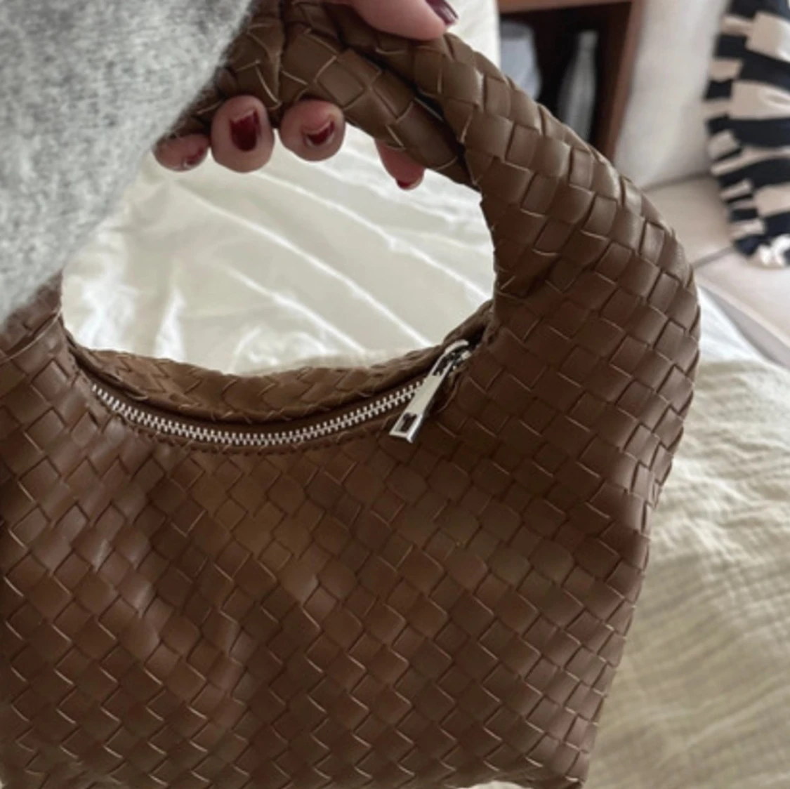 Brun flätad axelväska i skinn - 1