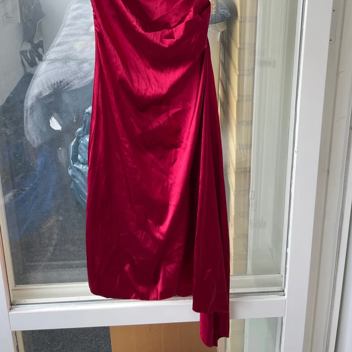 Röd långklänning från SHEIN i satin - 3