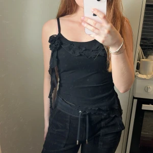 Svart linnetopp med volang - Svart linne storlek xs 