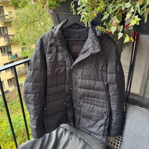 Massimo Dutti Quiltad jacka  - Perfekt inför dem kallare samt regnigare dagarna! Passar mig bra som är 185 och väger 78, passa på att köpa en jacka för ingen peng alls!