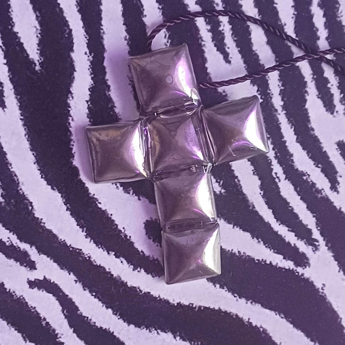 Silvrigt korshalsband med nitar - 1