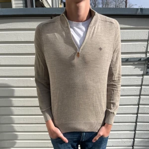 Morris halfzip 100% merinoull  - Tja! Säljer nu denna sjukt snygga Morris zip tröja. Skick 8/10 riktigt bra har 2 minimini hål som absolut inte syns vid användning. Nypris ligger på 2200kr men säljs nu för endast 675kr. Hör gärna av er vid minsta lilla fundering.
