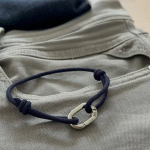 Armband navy - Marininspirerat armband – Stil & Kvalitet från Armory  Upptäck det perfekta komplementet till din stil! Detta marinblå armband med en detalj kombinerar en elegant design med en avslappnad, nautisk känsla. Ett utmärkt val för dig som vill ha en diskret men stilfull accessoar eller en uppskattad present till någon speciell.  Hör av dig vid frågor/ armory