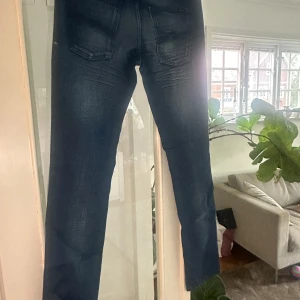 Mörkblå jeans från Nudie  - Säljer ett par HELT NYA mörkblå jeans från Nudie jeans. Fin och sällsynt byxa med fina detaljer och en fin wash, skriv för mer frågor!🤗storlek 29/32