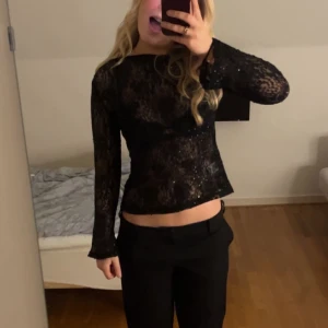 Långärmad festtopp paljetter - Långärmad festtopp i mesh med paljetter. Jättesnygg, endast använd en gång. Perfekt till nyår!
