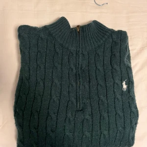 Ralph lauren knit - Ralph lauren knit, i grön färg med vit logga. Varm och perfekt till hösten 🍂 🍁. Bra skick, inga hål eller skador. Finns små defekter, syns på bild 4. Frågor? Skicka dm!