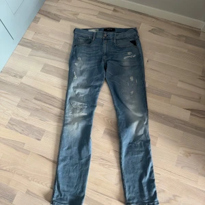 Replay anbass - Säljer ett par riktigt schyssta replay anbass hyperflex i strl 31/32. Otroligt sköna och mjuka med en riktigt fet tvätt och slitningar. Köpte dessa till nypris för 2000kr men har använt dem 5 gånger så dem är i nyskick. Tveka inte på att höra av dig vid frågor och funderingar!