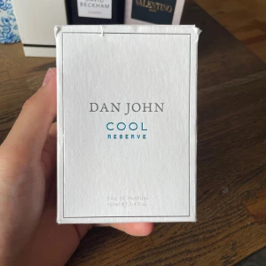 Dan John Cool Reserve 100ml - Eau de Parfum från Dan John, Cool Reserve. Flaskan rymmer 100 ml och har moderna noter samt en otroligt fräsch öppning, perfekt för sommar, efter gymmet, eller när som helst! Passar alla! Endast använd en gång! OBS locket är lite löst men inget som läcker! 