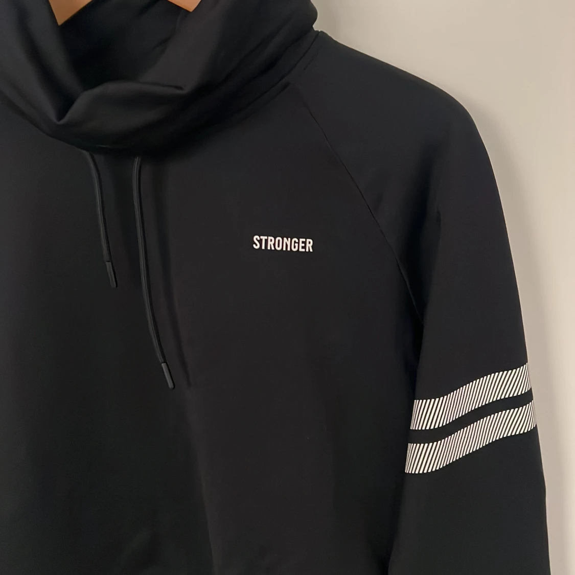 HELT NY Svart hoodie från Stronger  - 1