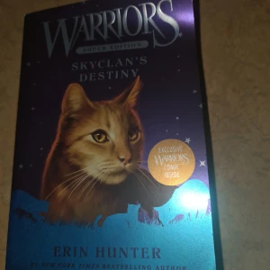 Warriors Super Edition: SkyClan's Destiny - Följ med in i Warriors-världen där klaner av katter kämpar för överlevnad och äventyr väntar bakom varje hörn. Den här boken bjuder på spänning, vänskap och episka strider – perfekt för dig som älskar djur och episka berättelser. Innehåller exklusiv Warriors-serie! Lite böjningar med boken, försöker dock platta ned det, och går självklart att läsa! Säljer dock därför billigare